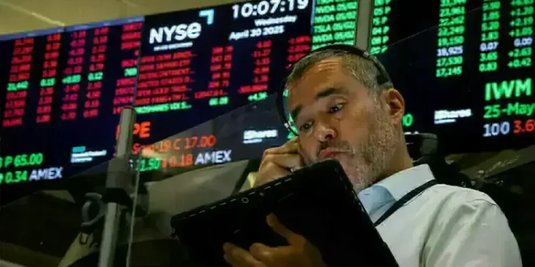 Wall St advances after strong bank earnings, chip stocks’ rally