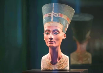 nefertiti s 3 300 year old stucco coated limestone bust went on display in 1924 in which she is seen wearing a wide collar and a flat topped crown with a golden band photo file