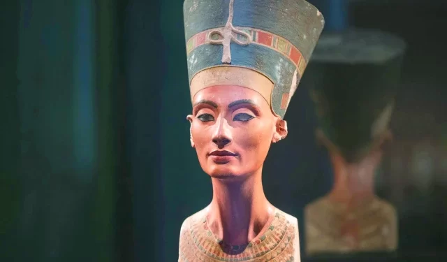 nefertiti s 3 300 year old stucco coated limestone bust went on display in 1924 in which she is seen wearing a wide collar and a flat topped crown with a golden band photo file