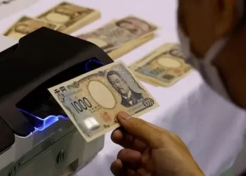 Yen heads for sharpest weekly fall in a year as rate hike wagers recede