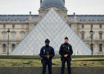 2 suspects in the daring Louvre jewelry heist were convicted of theft together in 2015: Paris prosecutor