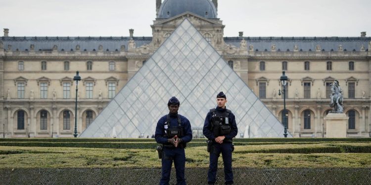 2 suspects in the daring Louvre jewelry heist were convicted of theft together in 2015: Paris prosecutor