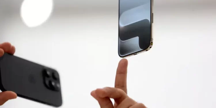 Apple CEO forecasts holiday quarter iPhone sales that top Wall Street estimates