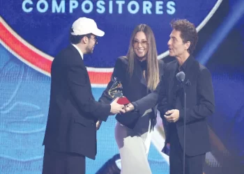 bad bunny accepts the award for best urban song for deb tirar m s fotos from presenters daisy fuentes and richard marx at the 26th annual latin grammy awards in las vegas photo reuters