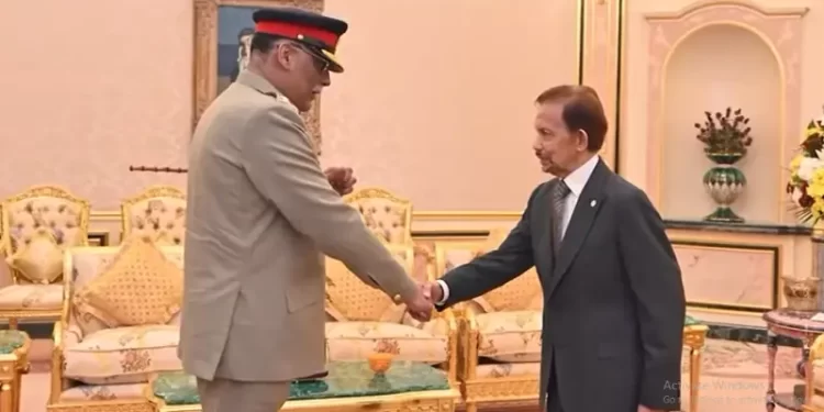 CJCSC General Sahir Shamshad Mirza meets with Brunei’s Sultan Hassan Bolkiah on an official visit to Brunei Darussalam. — ISPR Official/YouTube