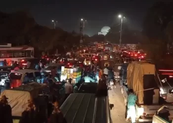 Citizens suffer prolonged traffic jam on Karachi’s MA Jinnah Road