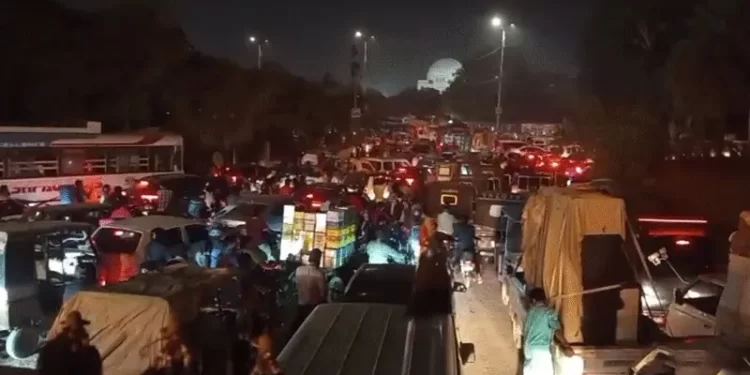 Citizens suffer prolonged traffic jam on Karachi’s MA Jinnah Road