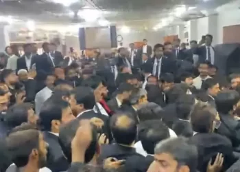 Clashes mar Sindh lawyers’ convention in Sukkur held against 27th amendment; 5 detained
