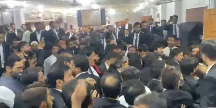Clashes mar Sindh lawyers’ convention in Sukkur held against 27th amendment; 5 detained