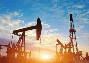 Oil prices drop 2pc to one-month low