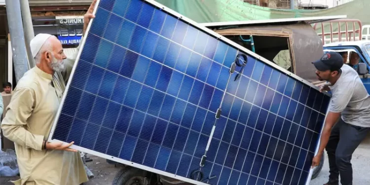 Pakistan says rooftop solar output to exceed grid demand in some hubs next year