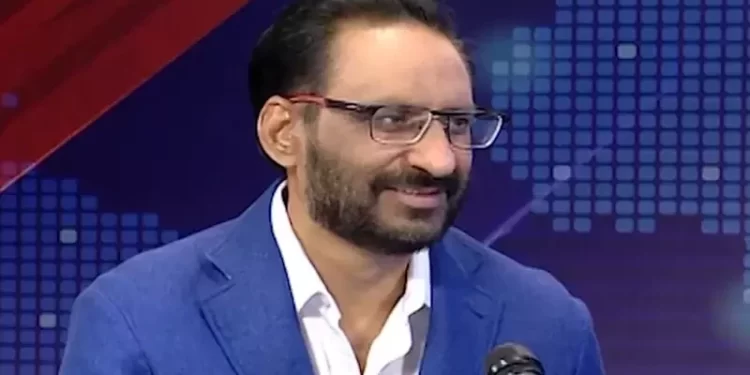 Riding Two Boats: Javed Chaudhry’s Digital Titanic