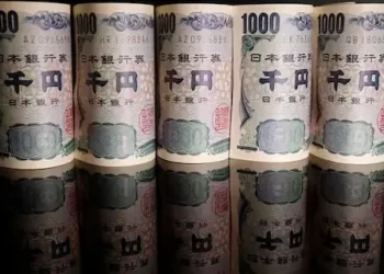 Yen on defensive, dollar firms as traders dial back Fed rate cut bets