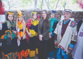 us charge d affaires natalie baker poses with the kailash people at the lok mela photo nni