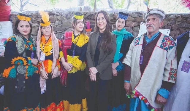 us charge d affaires natalie baker poses with the kailash people at the lok mela photo nni