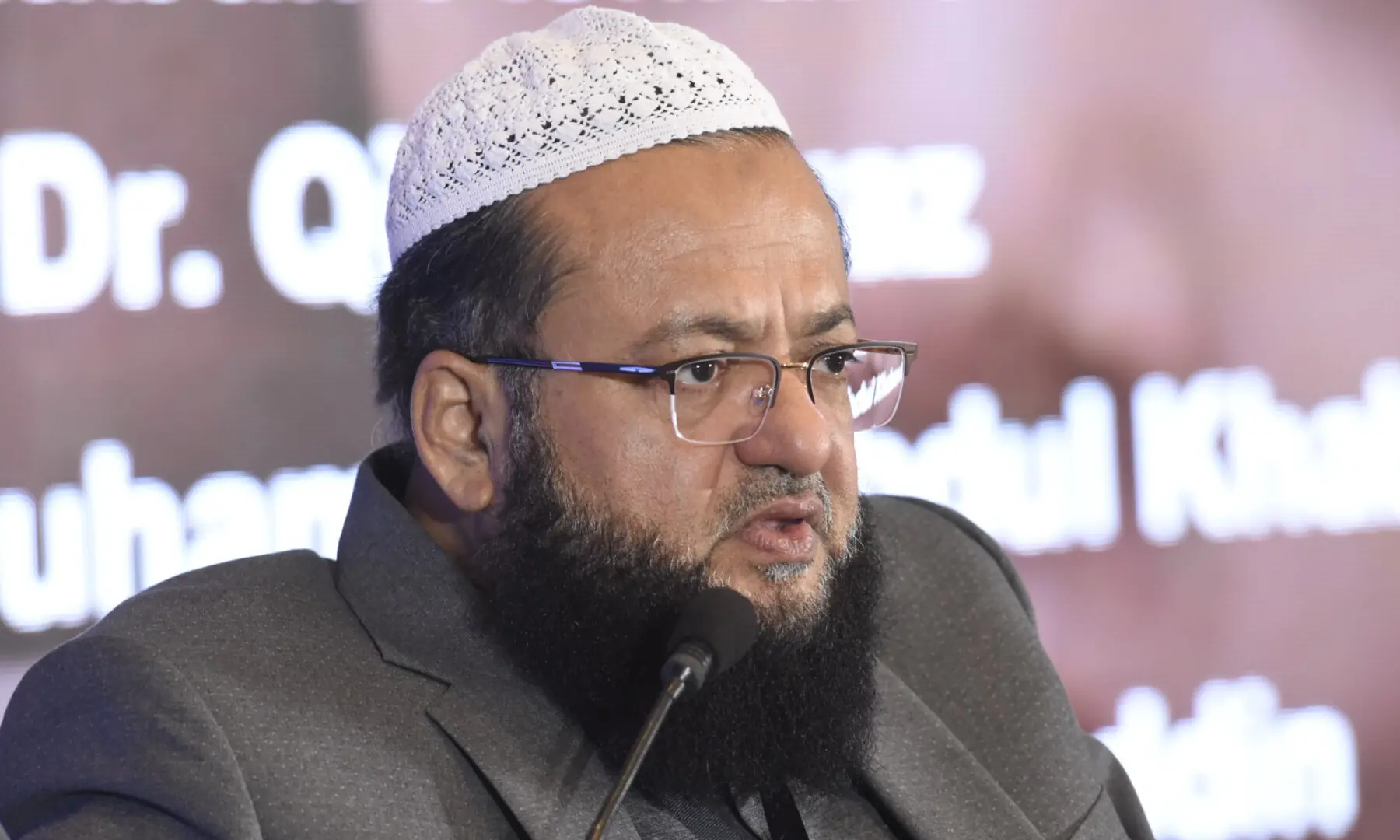 Jamia Darul Uloom Vice President Mufti Zubair Ashraf Usmani speaks at the summit. — Tanveer Shahzad / White Star