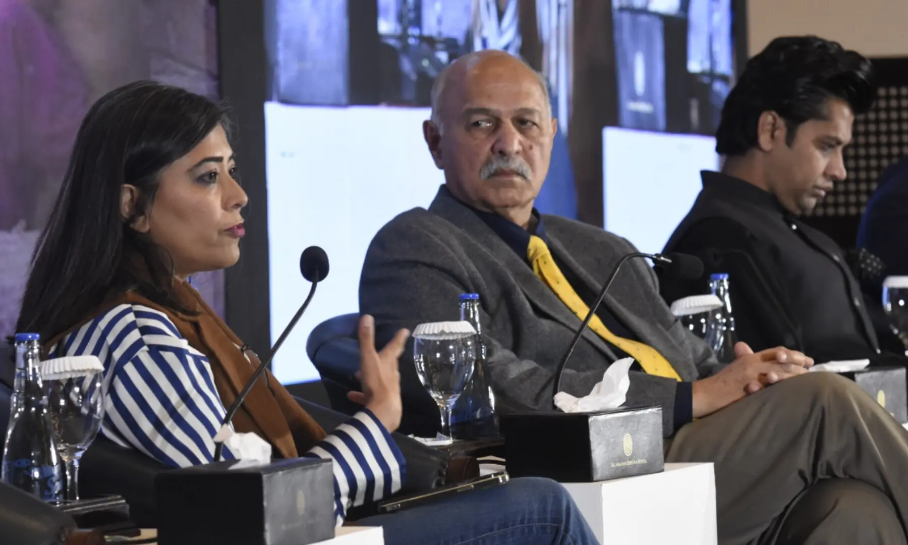  Arifa Noor (L) and Mushahid Hussain (R) at the summit. — Tanveer Shahzad / White Star 