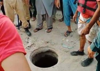 Another Incident! Young Girl Fell Into Open Manhole In Karachi, But People At The Scene Saved Her