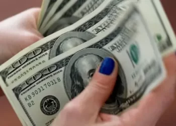 Dollar holds gains against sterling, yen as central bank decisions loom