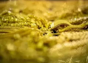 Gold price drops by Rs5,500 per tola in Pakistan