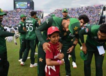 Heartwarming Gesture! Babar Azam Gifts Gloves to Young Fan in Australia