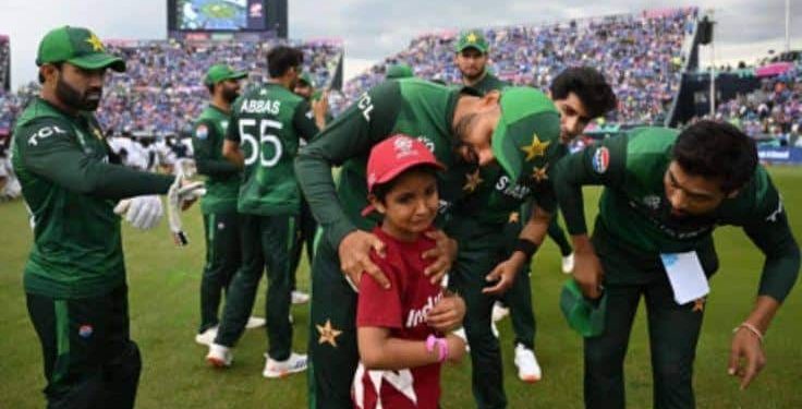 Heartwarming Gesture! Babar Azam Gifts Gloves to Young Fan in Australia
