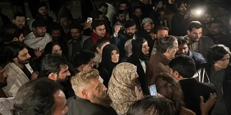 Imran ‘perfectly fine’, says Uzma Khanum after meeting PTI founder at Adiala jail