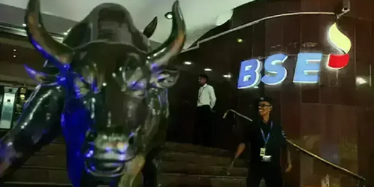 Indian equity benchmarks end flat in thin year-end trade; IT losses weigh