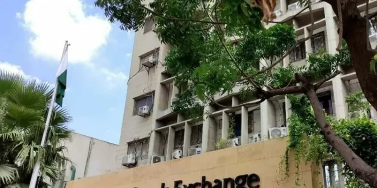 KSE-100 holds in green as market shows cautious optimism during early trade