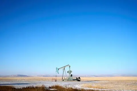 Oil set to close lower for second straight week