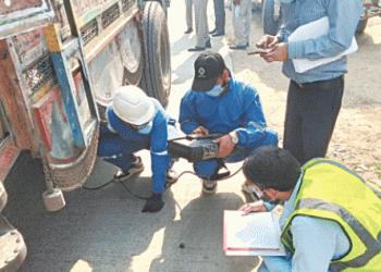 Pak-EPA enforcement team inspects a vehicle for smoke emission under the ongoing vehicular emission testing drive in Islamabad on Sunday. — White Star