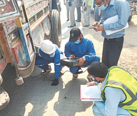 Pak-EPA enforcement team inspects a vehicle for smoke emission under the ongoing vehicular emission testing drive in Islamabad on Sunday. — White Star
