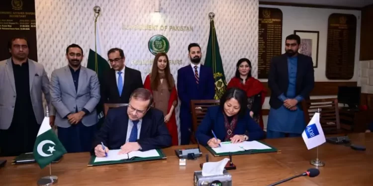 Pakistan, ADB sign $730mn pacts for power infrastructure, SOE transformation