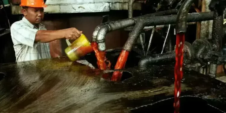 Palm oil falls on weak exports, dissipating output concerns