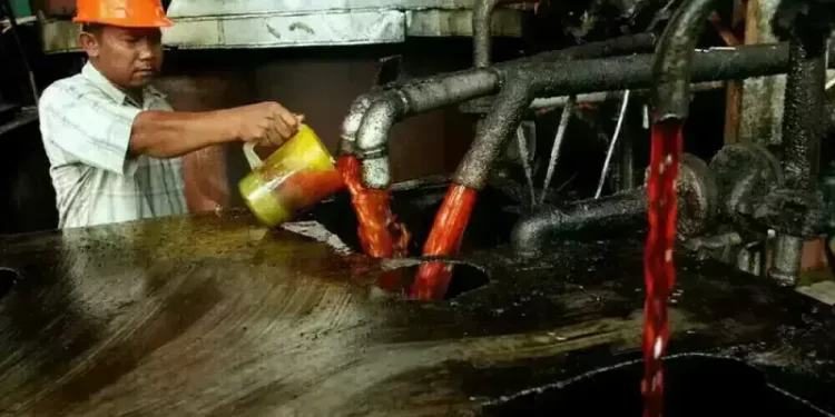 Palm oil loses on stronger ringgit, rival weakness; ends week down 3%