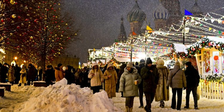 Russia's wartime consumer boom is cracking as shoppers tighten their wallets