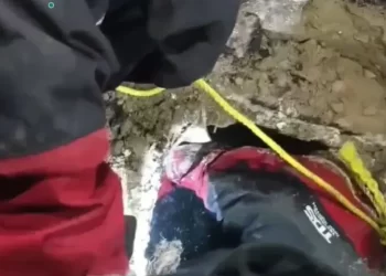 Search underway to locate minor boy who fell into open manhole in Karachi’s Gulshan-i-Iqbal