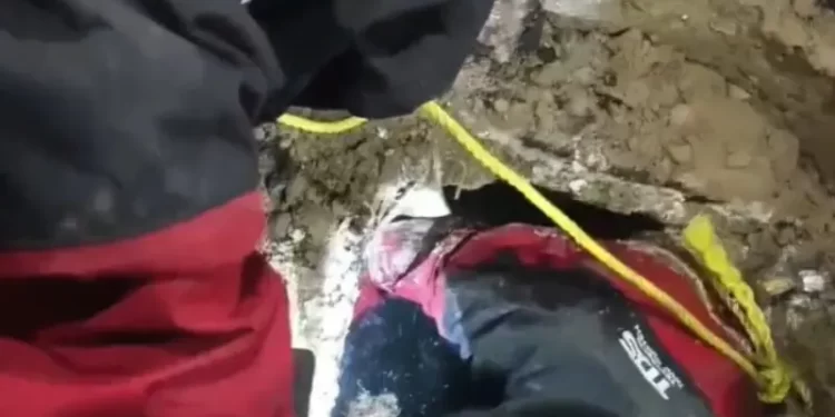 Search underway to locate minor boy who fell into open manhole in Karachi’s Gulshan-i-Iqbal