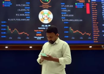 Stocks remain subdued, KSE-100 slips over 250 points in early trade