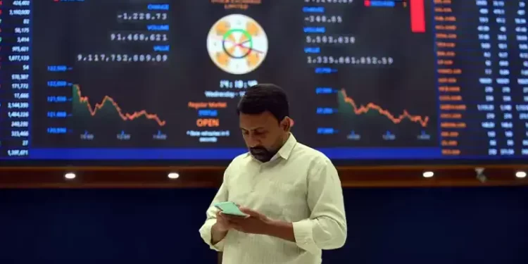 Stocks remain subdued, KSE-100 slips over 250 points in early trade