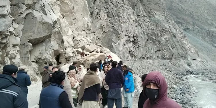 Thousands stranded after Karakoram Highway blocked by rockslide: official
