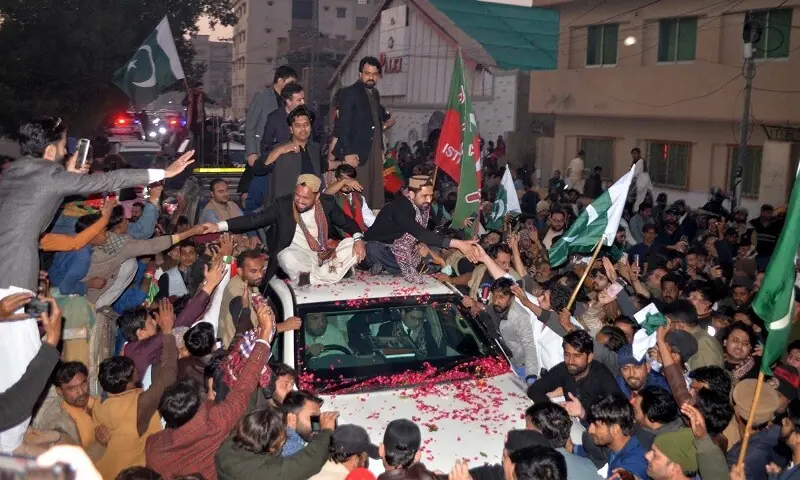 PTI workers and supporters welcome KP CM Sohail Afridi at Giddu Chowk on Saturday. &mdash; Umair Rajput