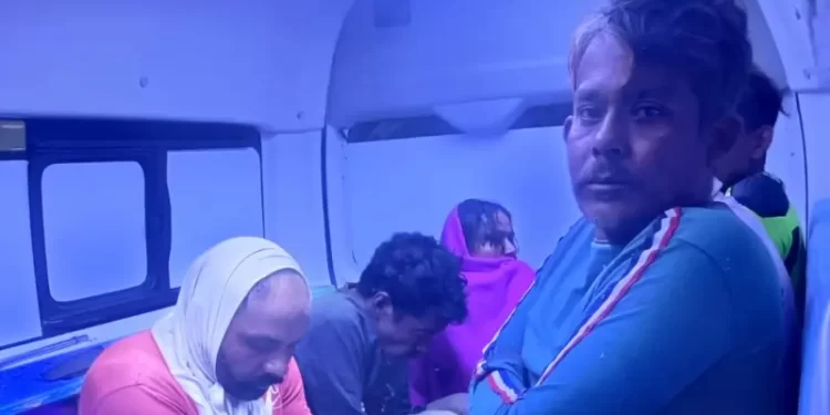 Authorities carry out rescue operations at Manora Beach, Karachi after a boat capsized on Jan 23, 2026. — via Edhi Info Karachi