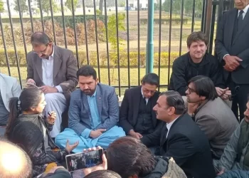 After day-long sit-in outside SC, PTI says Imran’s family to be provided ex-premier’s medical report