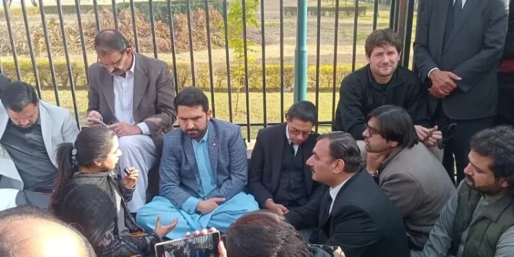 After day-long sit-in outside SC, PTI says Imran’s family to be provided ex-premier’s medical report
