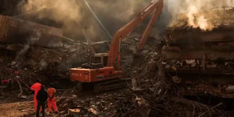 At least 20 bodies found at single shop as rescuers comb through wreckage of Karachi’s Gul Plaza