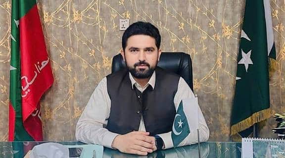 CM KPK Sohail Afridi Went Viral for Inviting Female Graduate’s Father on Stage to Present Her Medal