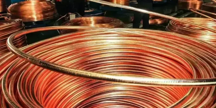 Copper climbs amid weak dollar