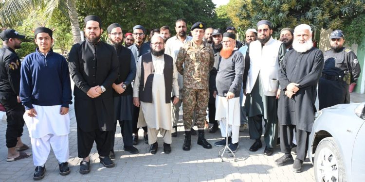 DG ISPR visits Jamia Darul Uloom, Receives warm Welcome by Mufti Taqi Usmani