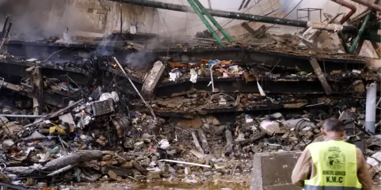 Death toll from Karachi’s Gul Plaza inferno rises to 11 as search for missing continues